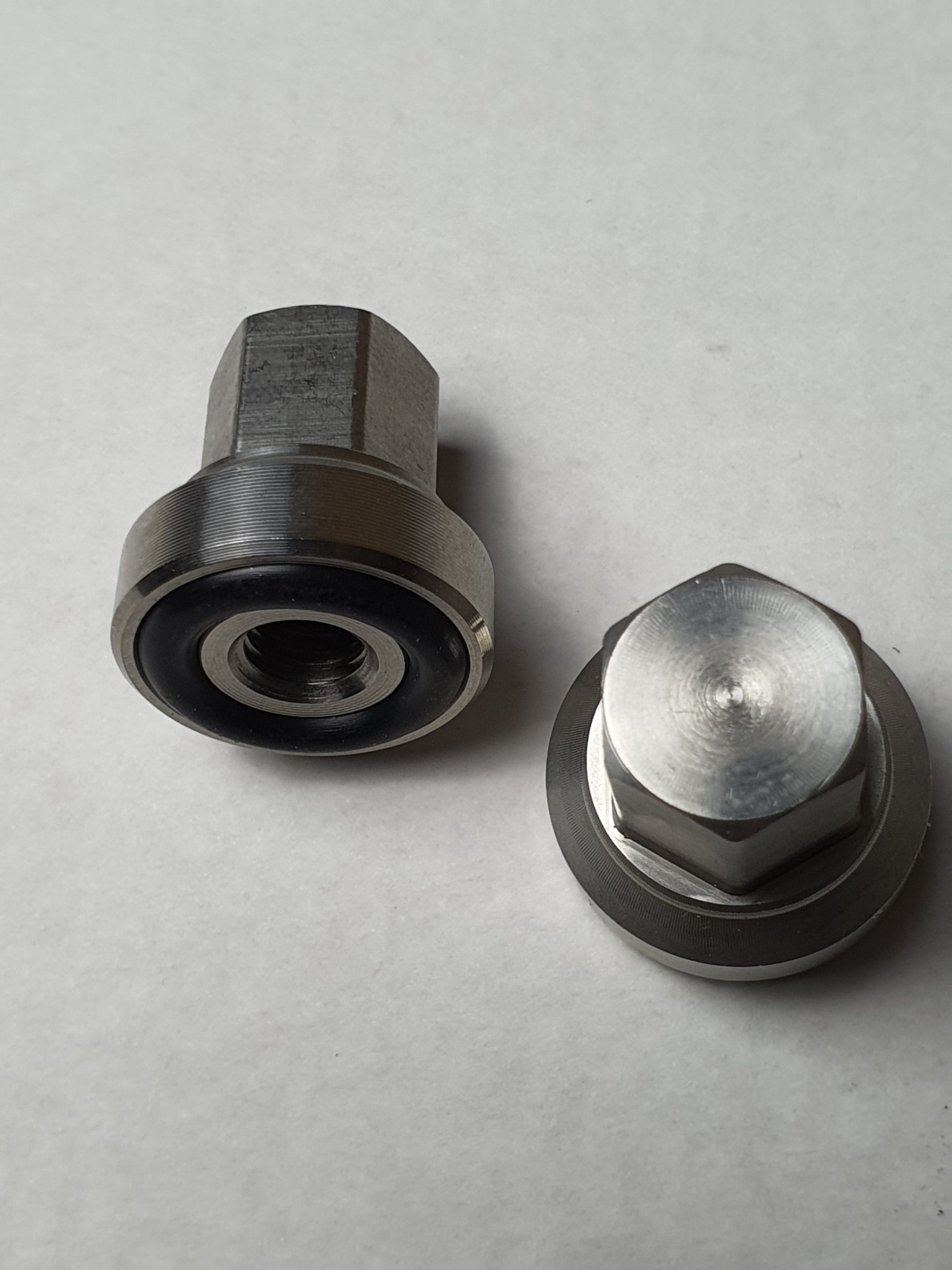 Ecrous acier avec joint pour cache culbuteur