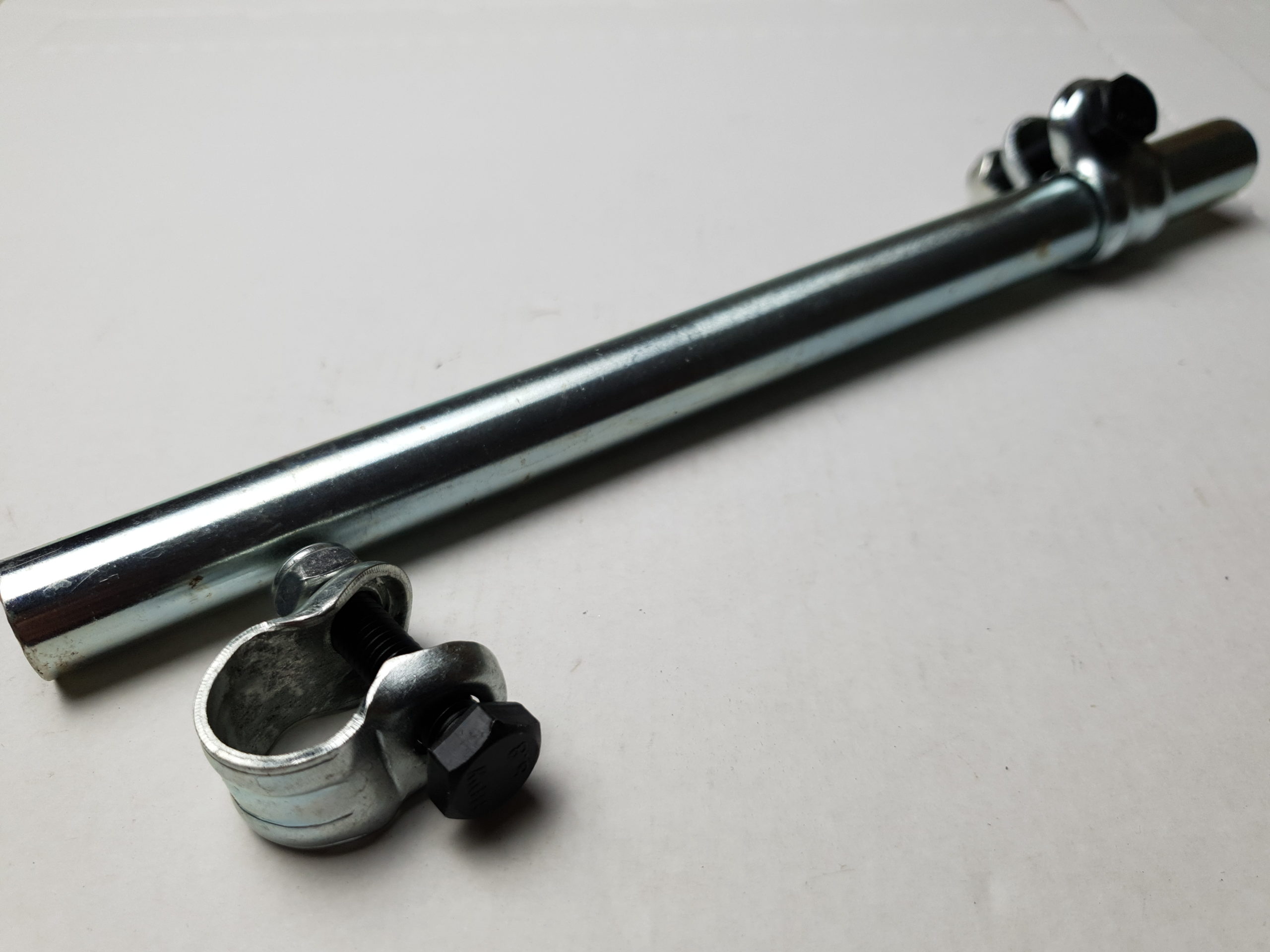 Tube de liaison fileté entre la rotule inférieur et extérieur (avec collier)