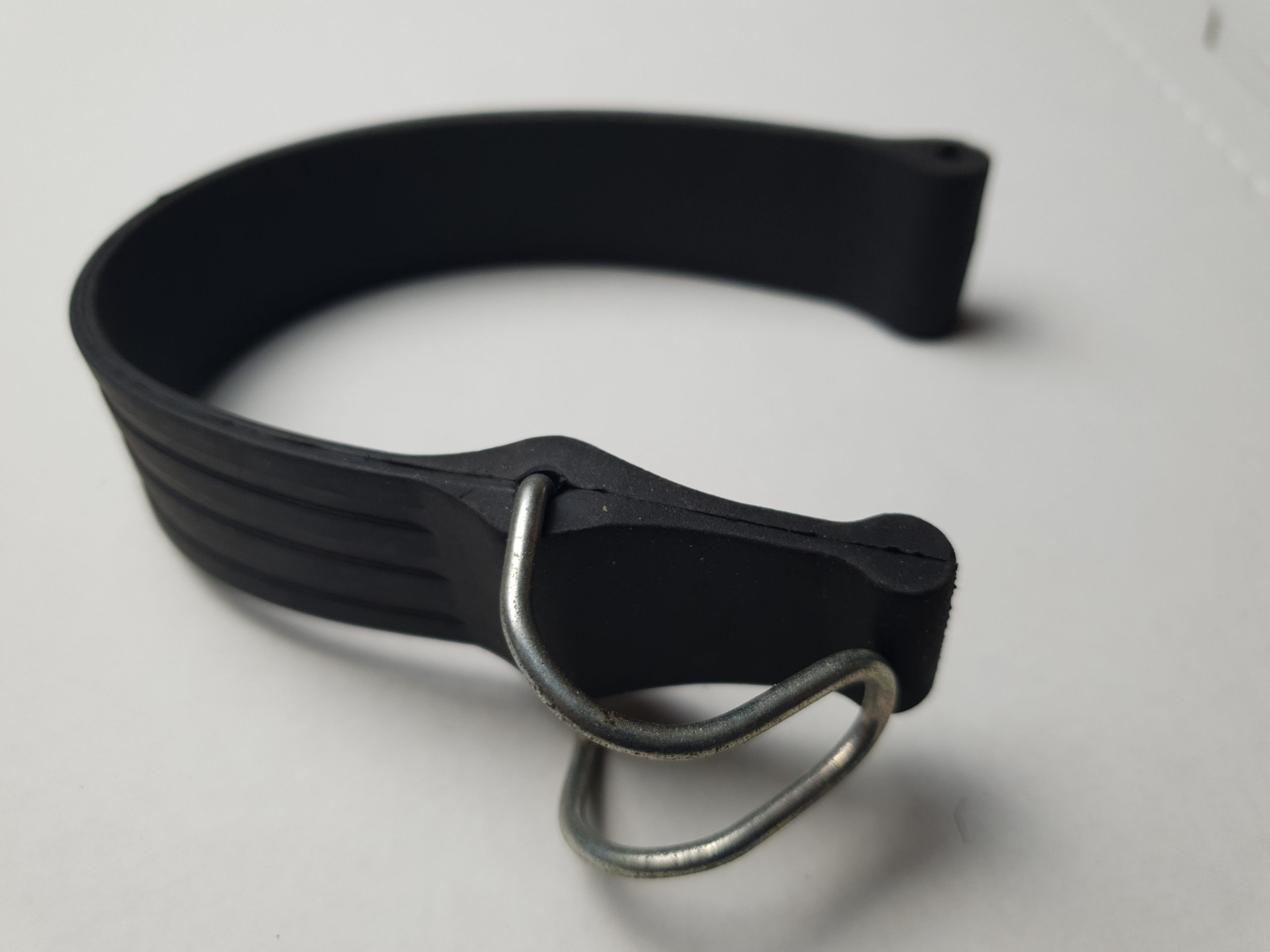 Sangle fixation de la roue de secours