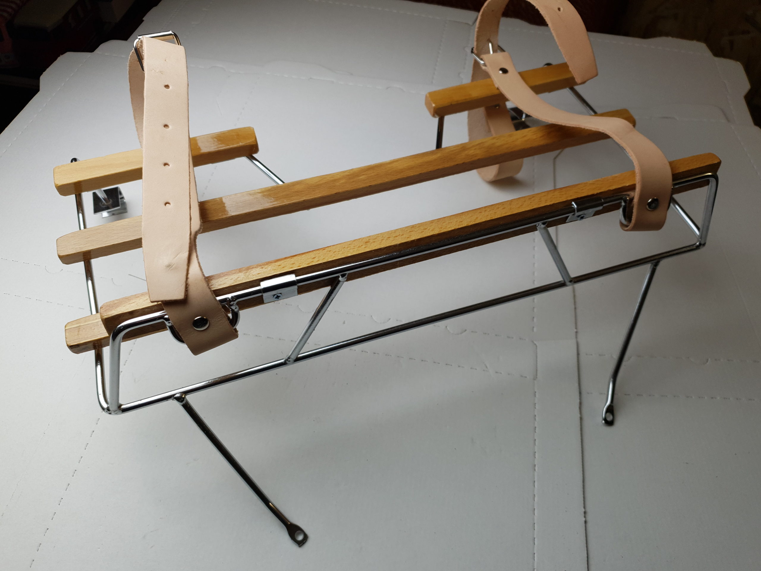 Porte bagages chromé avec baguette en bois . – Image 2