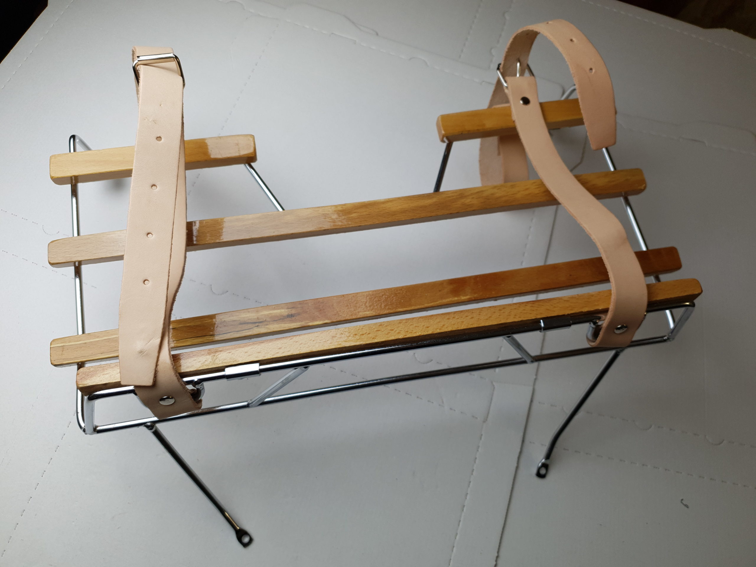 Porte bagages chromé avec baguette en bois .