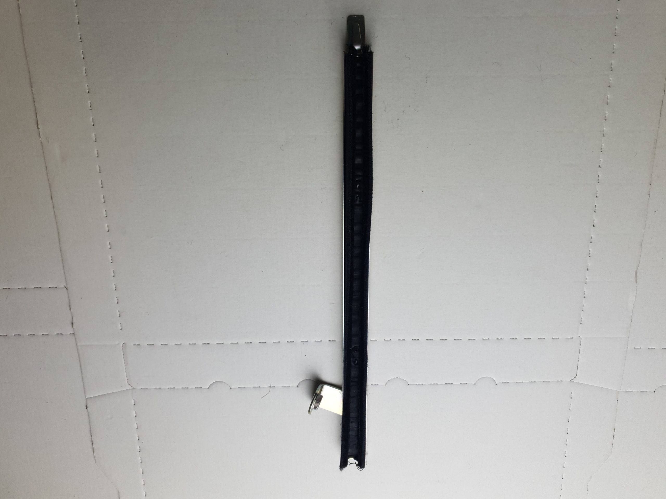 Guide de vitre coté custode gauche